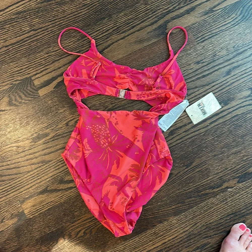 NWT VOLCOM Darling Womens Palm Fun Day 1‎ Piece Swimsuit!  Ladies size small!